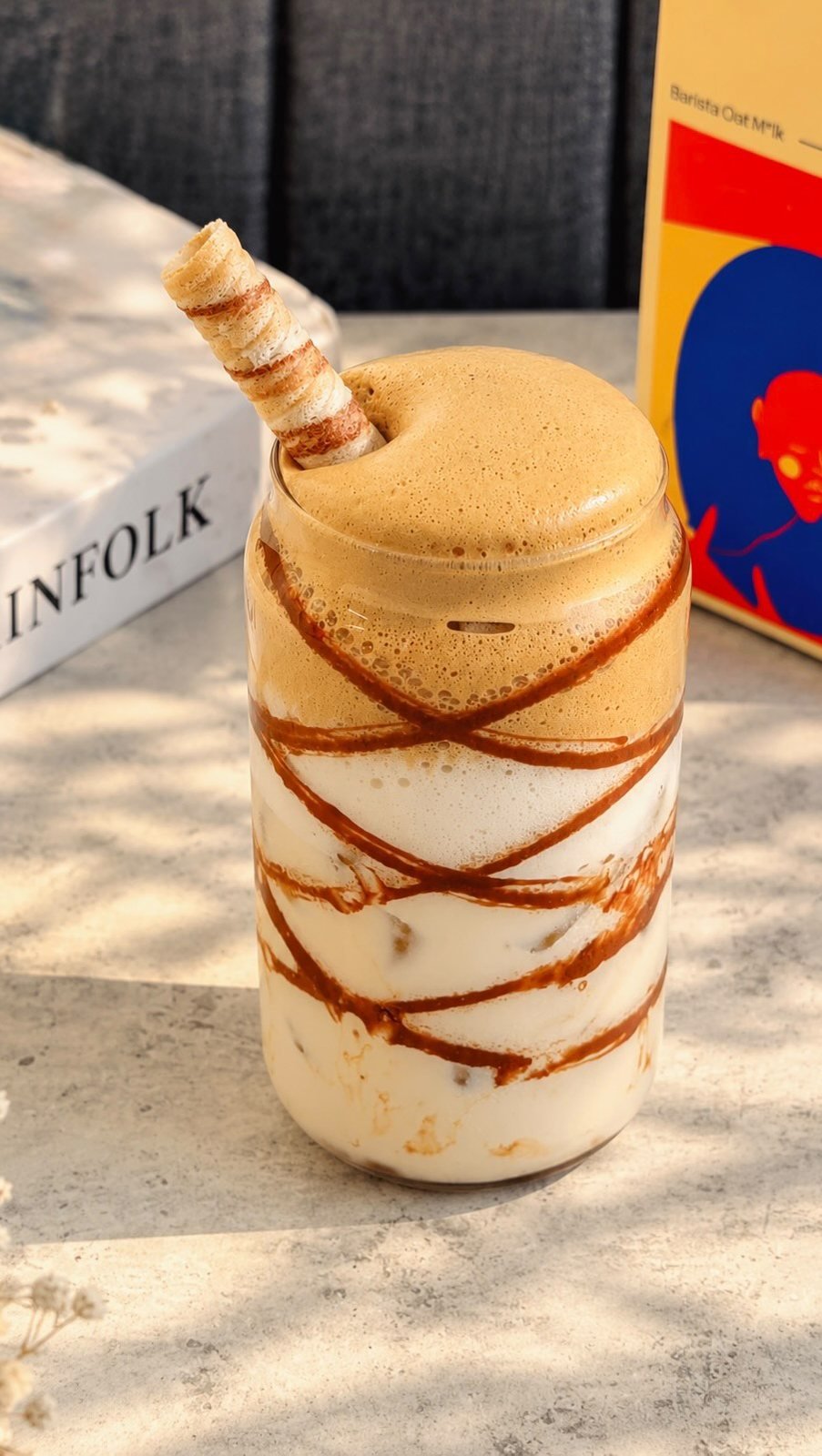 Bebida de café con espuma y decoración de chocolate